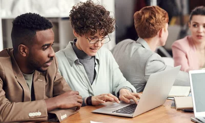 Professionals aan een laptop