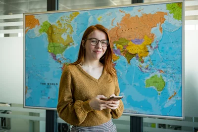 Student voor een wereldkaart