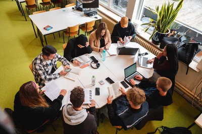 Studenten sociaal werk werken samen in een team