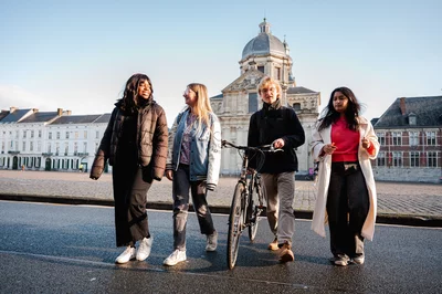 Studenten stappen op het Sint-Pietersplein in Gent