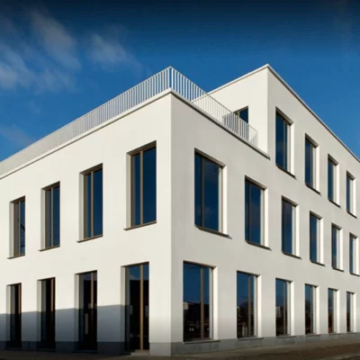 een foto van een groot wit gebouw, het kantoor van Duke & Grace in Gent